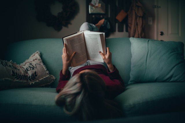 chica leyendo libro